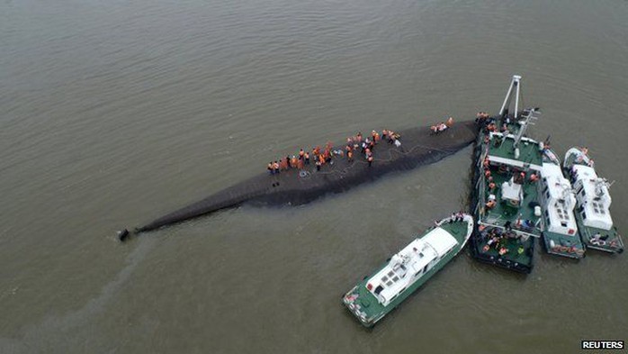 Tàu Ngôi sao phương Đông bị lật úp trên sông Dương Tử hôm 1-6. Ảnh: Reuters