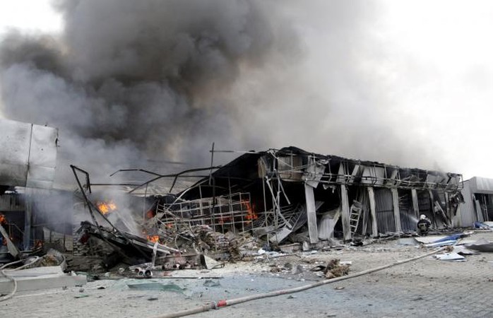 Hàng loạt ngôi nhà bị phá hủy bởi các loại vũ khí hạng nặng. Ảnh: Reuters