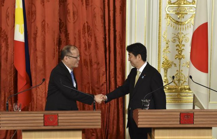 Tổng thống Philippines Benigno Aquino (trái) bắt tay Thủ tướng Nhật Bản Shinzo Abe tại Tokyo hôm 5-6. Ảnh: Reuters