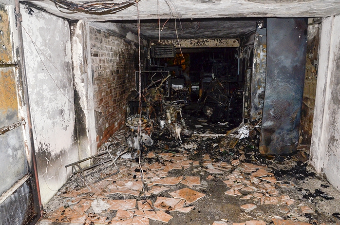 Vụ cháy làm toàn bộ đồ đạc trong nhà kho bị thiêu rụi, 3 chiếc xe gắn máy để trong kho bị cháy trơ khung.