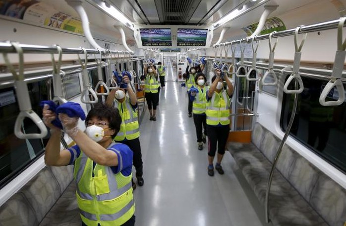 Công nhân Hàn Quốc khử trùng và vệ sinh tàu điện ngầm. Ảnh: Reuters
