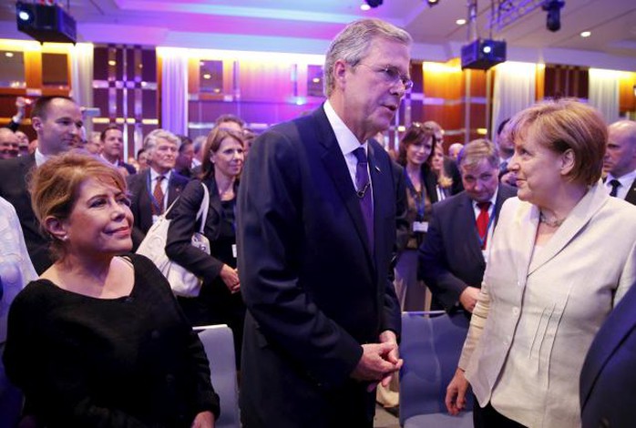 Ông Jeb Bush (giữa) gặp Thủ tướng Đức Angela Merkel (phái) ở Berlin hôm 9-6. Ảnh: Reuters