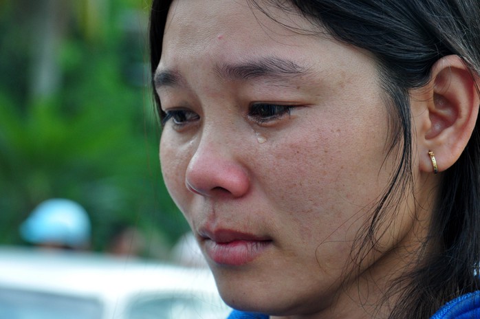 Vợ ngư dân Nguyễn Phú Cầu khóc nức nở sau khi chồng còn sống trở về. Ảnh: Tử Trực