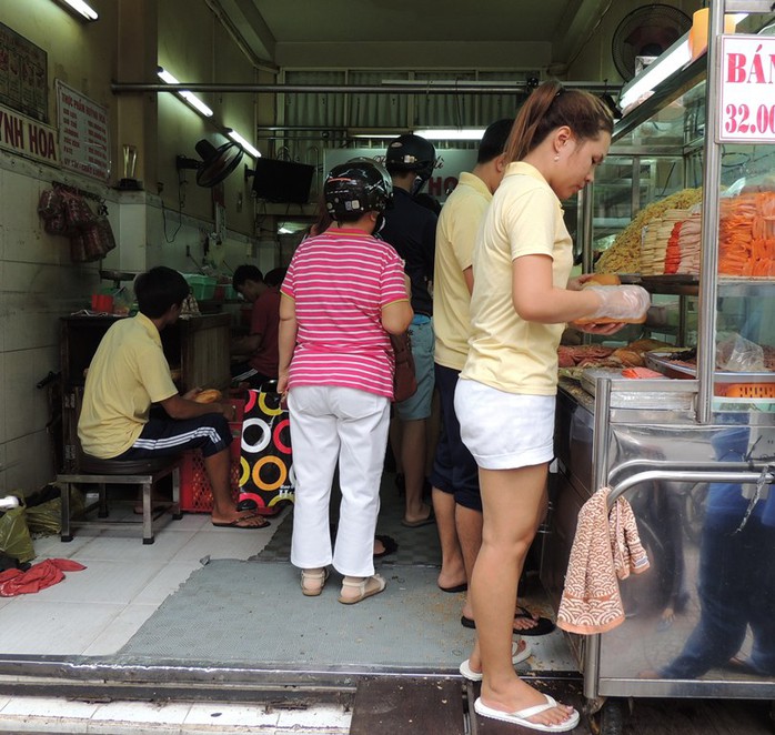 Chỉ một xe bánh mì nhỏ nhưng tiệm nổi tiếng khắp gần xa Chỉ một xe bánh mì nhỏ nhưng tiệm nổi tiếng khắp gần xa