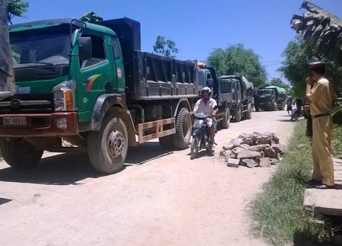 Đoàn xe quá tải bị người dân chặn lại vào sáng ngày 29-6