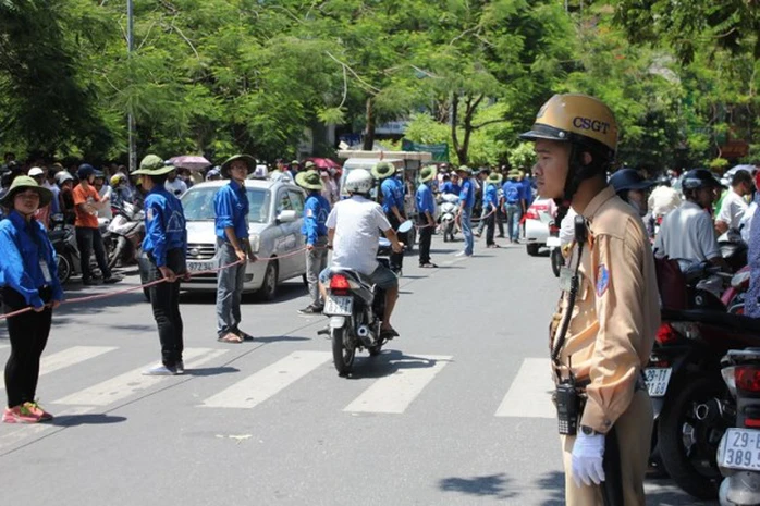 Cùng lực lượng CSGT điều tiết giao thông, phân làn đường trước cổng trường