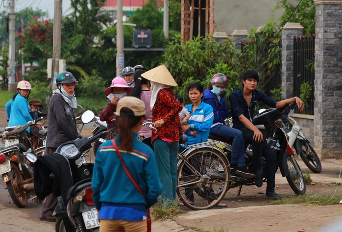 Sáng 8-7, người dân vẫn không ngớt bàn tán về vụ việc