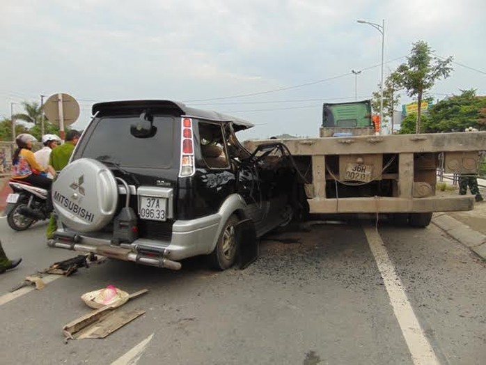 Hiện trường vụ tai nạn giao thông đặc biệt nghiêm trọng khiến 3 người chết tại chỗ, 5 người bị thương xảy ra vào ngày 19-7 trên quốc lộ 1A qua Thanh Hóa