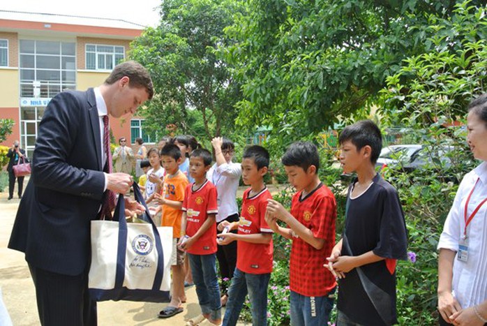 Những người đi cùng phu nhân chia quà cho các em ở trại trẻ