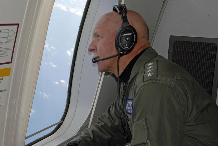 Đô đốc Scott Swift trên chuyến bay giám sát hôm 18-7. Ảnh: Reuters