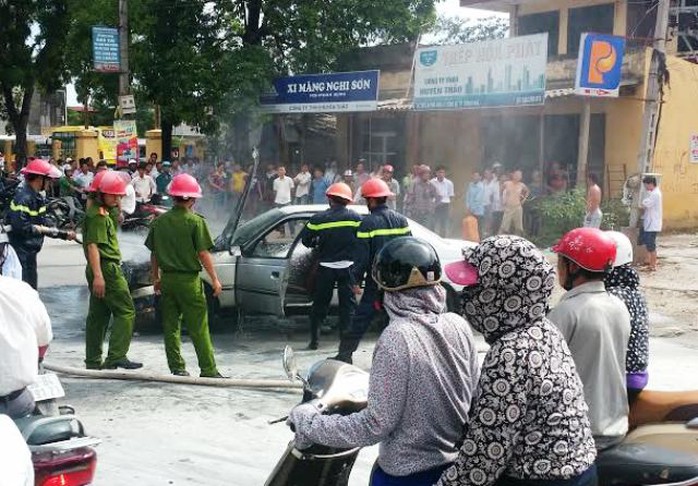 Hiện trường chiếc ô tô bốc cháy cạnh cây xăng ở Thanh Hóa