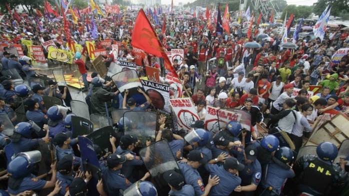 Khoảng 4.000 người biểu tình trước bài phát biểu của Tổng thống Aquino. Ảnh: AP
