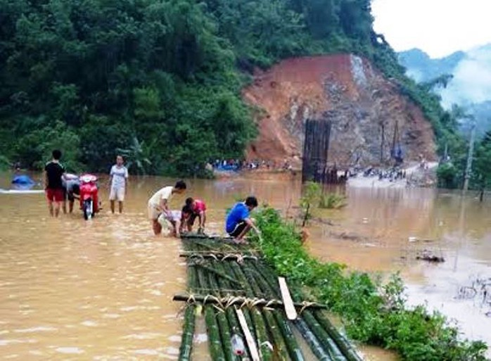 Người dân làm bè luồng để qua lại do đường ngập sâu trong nước