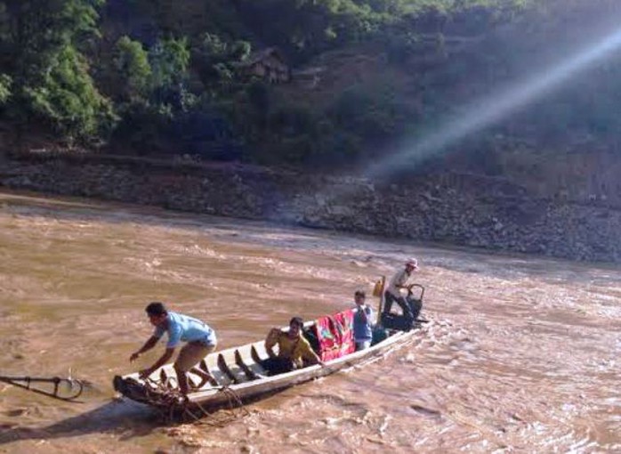 Người dân đã khiêng người ốm đi bộ gần 10 km đường rừng rồi đưa lên thuyền gỗ qua sông Mã đi cấp cứu. Ảnh CTV cung cấp