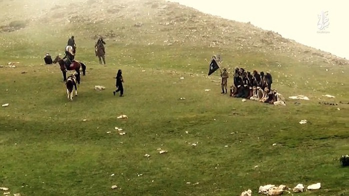 Một vài chiến binh IS cưỡi ngựa trong đoạn video. Ảnh: Daily Mail