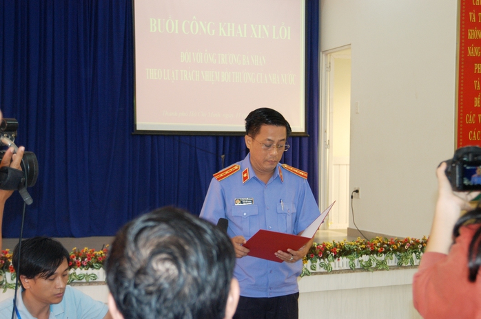 Ông Trần Kiến Xương đại diện VKSND TP Hồ Chí Minh đọc xin lỗi ông Nhàn