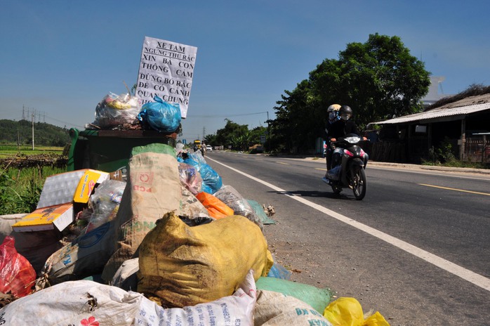 Vì người dân chặn xe chở rác không cho vào khu xử lý nên rác thải sinh hoạt tràn ngập ở các khu dân cư gây ô nhiễm trầm trọng