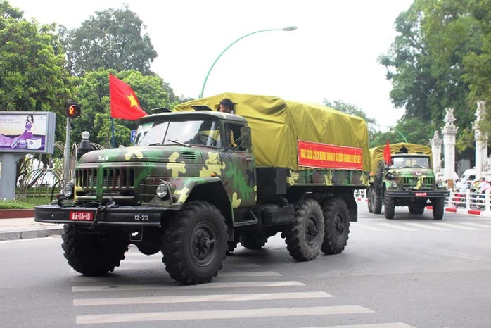 Xe quân dụng kéo dài hàng trăm mét trên đường Thanh Niên