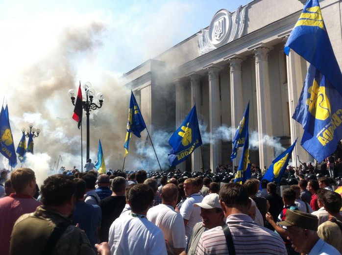 Đụng độ ngoài trụ sở quốc hội Ukraine có sự tham gia của nhóm Right Sector. Ảnh: RIA Novosti