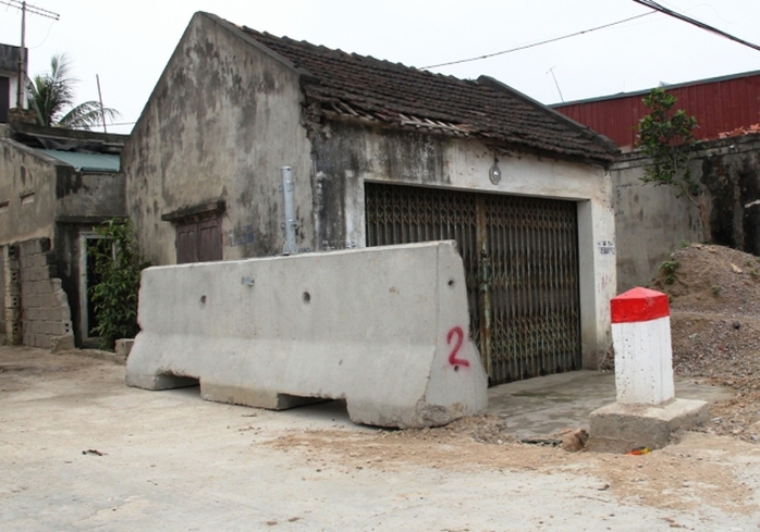 Những khối bê tông bị người dân tháo dở ném lăn lóc bên vệ đường ở huyện Quảng Xương và Tĩnh Gia (Thanh Hóa)