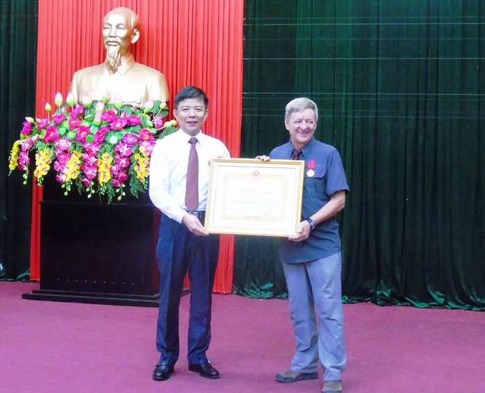 Chủ tịch UBND tỉnh Quảng Bình trao Huân chương lao động hạng Ba cho ông Haward Limbert