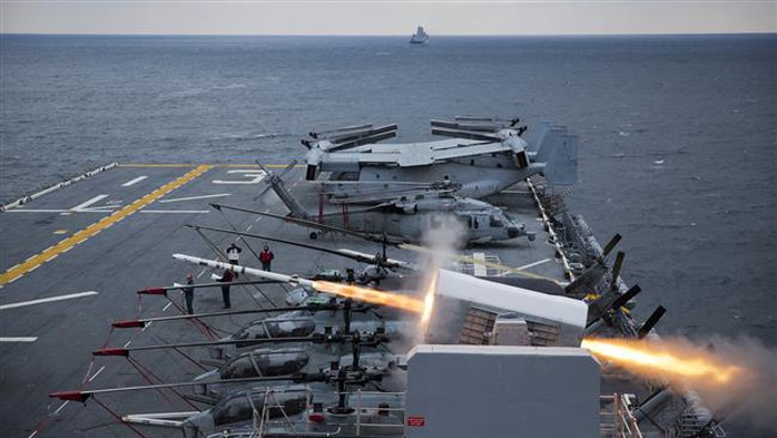 USS Kearsarge, the third Wasp-class amphibious assault ship of the United States Navy, conducts a fire exercise. (File Photo)