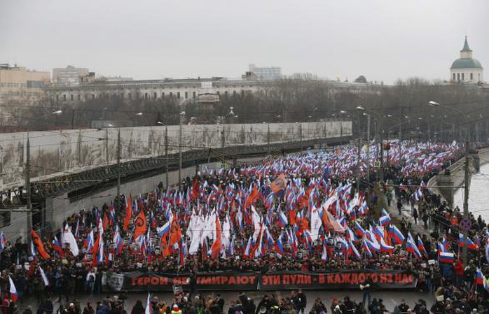 Cuộc tuần hành lớn tưởng nhớ ông Nemtsov hôm 1-3. Ảnh: Reuters