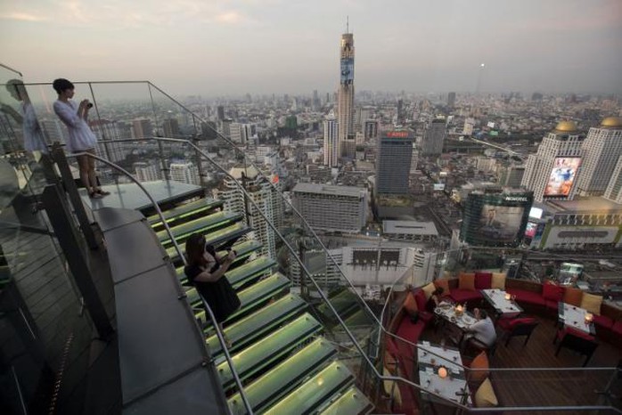 Du khách thưởng thức phong cảnh từ một quán bar trên cao ở Bangkok hôm 1-4. Ảnh: Reuters