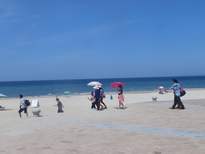 Du khách trong nước và quốc tế đến tham quan tại bãi biển Đà Nẵng. Du khách trong nước và quốc tế đến tham quan tại bãi biển Đà Nẵng.