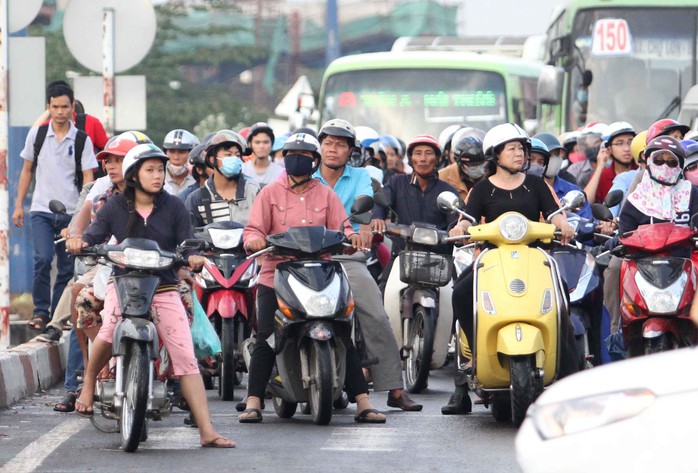 Dừng xe không đúng quy định thường xảy ra tại các giao lộ ở TP HCM Ảnh: HOÀNG TRIỀU