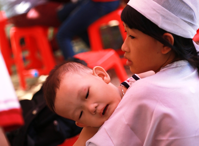 Tâm trạng hai con chị Chi trong lúc mẹ nằm trong quan tài, cha phải lưu lại công an phường để cung cấp lời khai