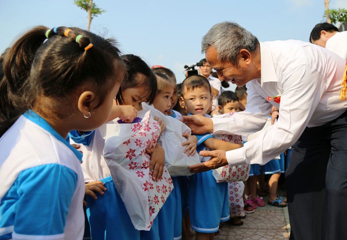 Ông Đặng Ngọc Tùng, Chủ tịch Tổng LĐLĐ Việt Nam, tặng quà cho con công nhân tại Trường Mầm non 28-7