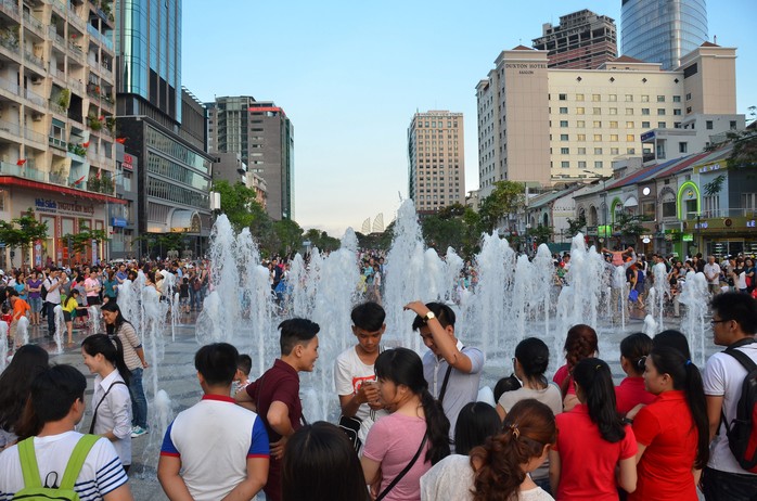 Hàng ngàn người dân đã đến tham quan đường Nguyễn Huệ trong ngày mở cửaẢnh: TẤN THẠNH