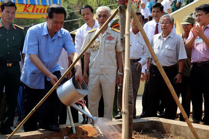 Thủ tướng Nguyễn Tấn Dũng trồng cây lưu niệm tại Khu Di tích lịch sử quốc gia Ba Hòn