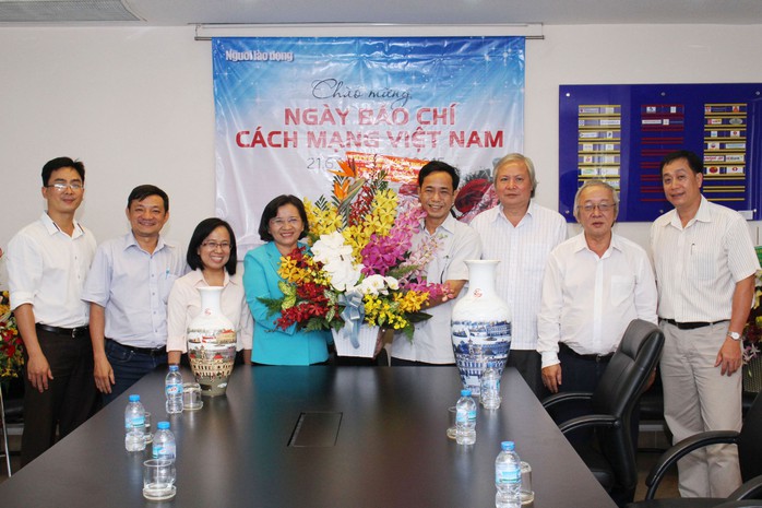Trưởng Ban Tuyên giáo Thành ủy TP HCM - bà Thân Thị Thư (thứ tư từ trái sang) thăm Báo Người Lao Động vào chiều 18-6 Ảnh: HOÀNG TRIỀU