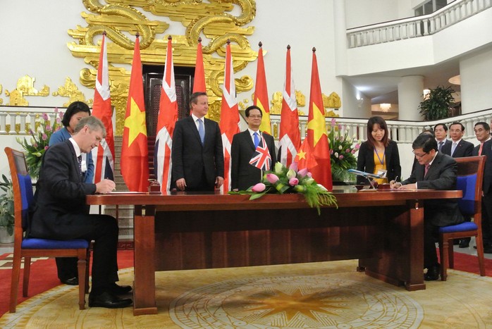 Hai Thủ tướng chứng kiến lễ ký hợp đồng giữa Tổng Công ty Hàng không 
Việt Nam và Tập đoàn Rolls-Royce Ảnh: DƯƠNG NGỌC