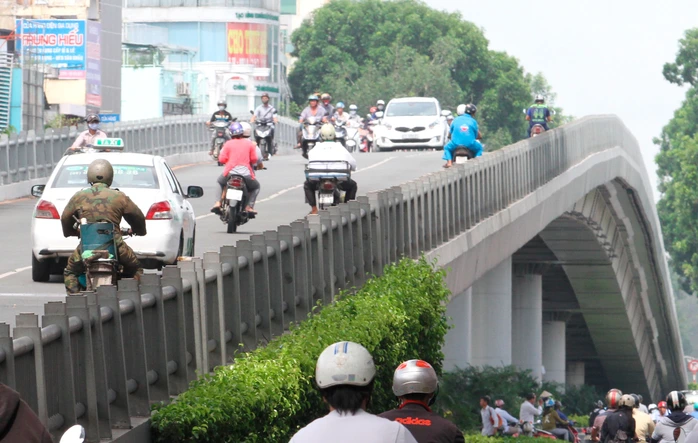 Điểm cao nhất của thành cầu ngang với hông người đi xe máy