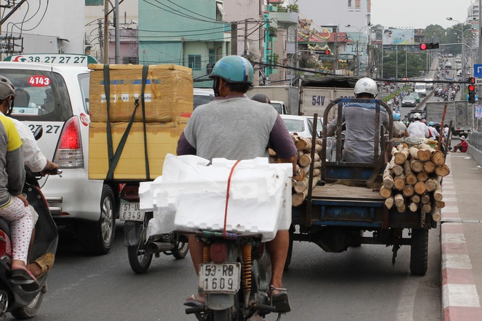 Đoạn đường này có khá nhiều xe tải và các xe chở hàng qua lại nên lưu thông rất khó khăn