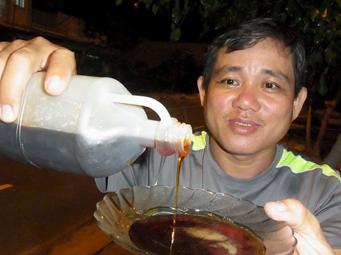 Bằng mắt thường, người mua hầu như không thể phân biệt mật ong nguyên chất của rừng U Minh, Cà Mau và mật ong pha đường - Ảnh: Kiến Thành Bằng mắt thường, người mua hầu như không thể phân biệt mật ong nguyên chất của rừng U Minh, Cà Mau và mật ong pha đường - Ảnh: Kiến Thành