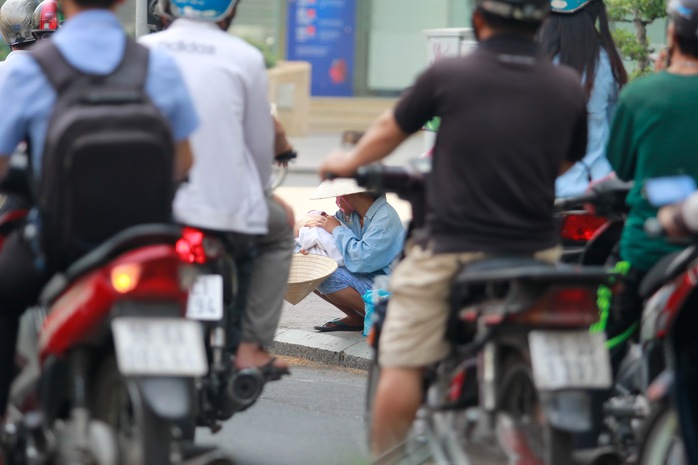 Gần đây người ăn xin còn núp bóng bán dạo - cảnh thường thấy ở các ngã tư khu trung tâm