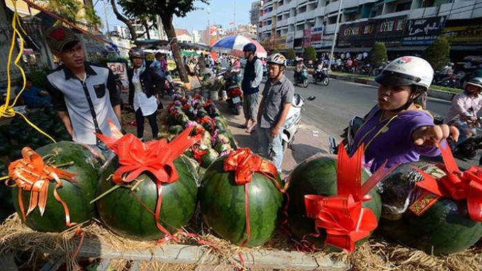 Một cửa hàng bán dưa hấu khắc hình nghệ thuật trên đường Phan Đăng Lưu chào mời giá 190.000 đồng/quả nhưng vẫn không có người mua - Ảnh: Thanh Tùng