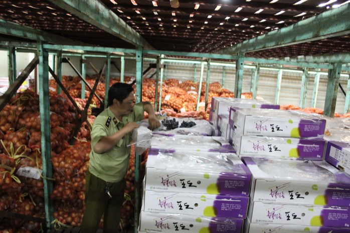 Lực lượng chức năng kiểm tra lô củ, quả kém chất lượng ở chợ Tam Bình, quận Thủ Đức, TP HCM Ảnh: NGỌC ÁNH