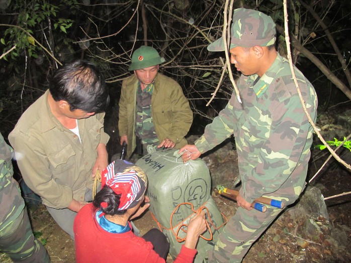 Bộ đội Biên phòng tỉnh Lạng Sơn và Bộ Tư lệnh Bộ đội Biên phòng bắt hàng lậu từ Trung Quốc đang vận chuyển về Việt Nam qua đường mòn biên giới 
Ảnh: VĂN DUẨN