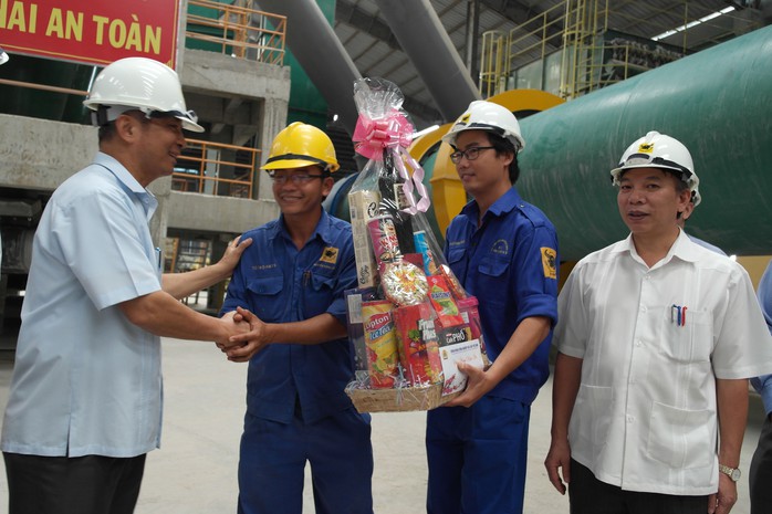 Chủ tịch Tổng LĐLĐ Việt Nam Đặng Ngọc Tùng (bìa trái) tặng quà cho công nhân 
Công ty CP Phân bón Bình Điền
