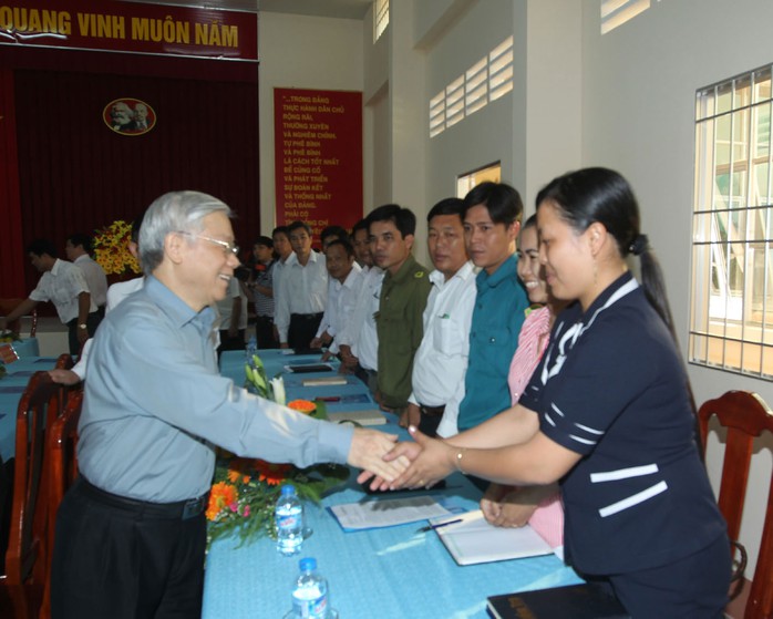 Tổng Bí thư Nguyễn Phú Trọng với cán bộ, nhân dân xã nông thôn mới Phú Cần, huyện Tiểu Cần, tỉnh Trà Vinh Ảnh: TTXVN