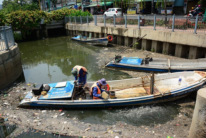 Nhân viên Công ty TNHH MTV Thoát nước Đô thị TP vớt xác cá chết tại kênh Nhiêu Lộc - Thị Nghè