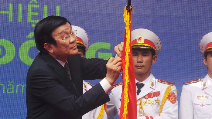 Chủ tịch nước Trương Tấn Sang gắn danh hiệu Anh hùng Lao động lên lá cờ truyền thống của Viện Pasteur TP HCM