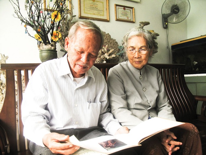 Vợ chồng ông Tô Phước Khanh với tài liệu ghi chép về đáy biển Trường Sa Ảnh: HỒNG ÁNH