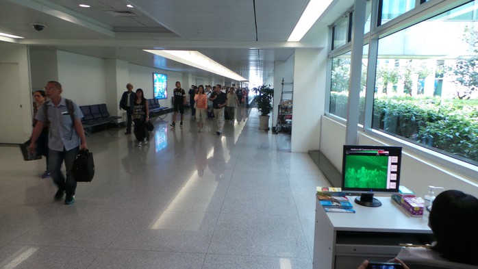 Đo thân nhiệt hành khách nhập cảnh tại sân bay Tân Sơn Nhất
