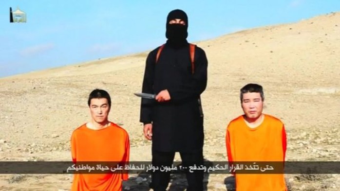 Hai con tin người Nhật bị IS bắt. Ảnh từ clip